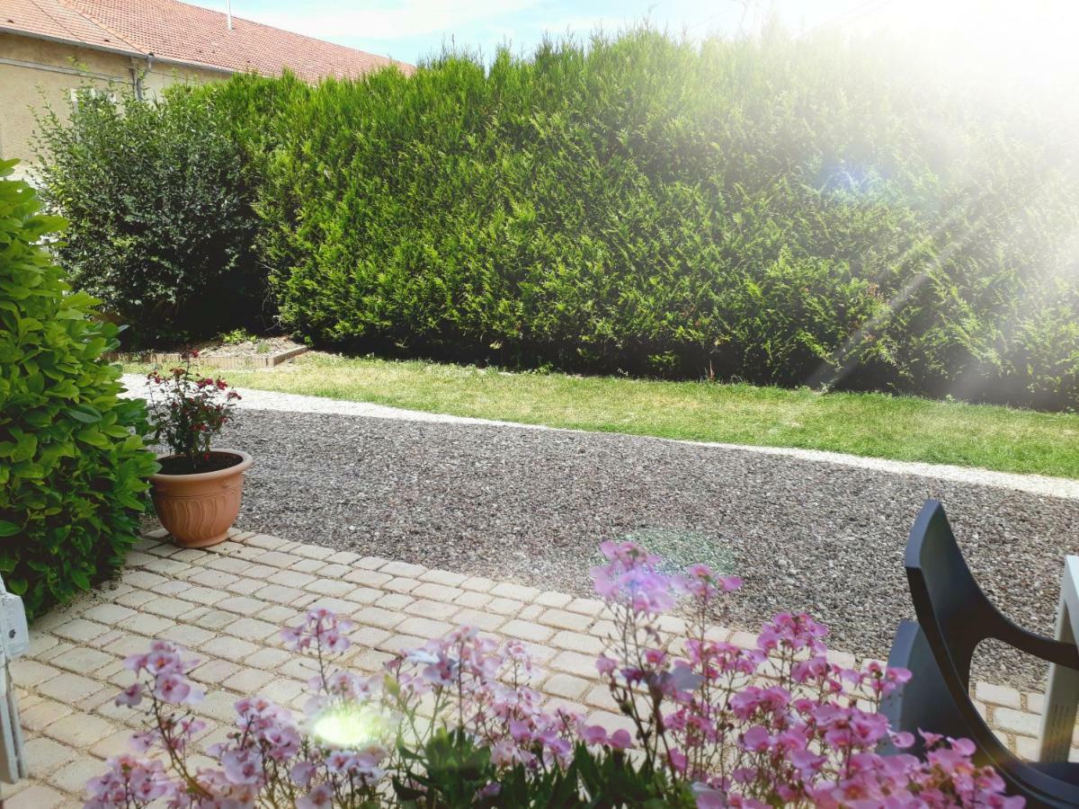 Gite Aux Lauriers Lacroix-sur-Meuse Ngoại thất bức ảnh